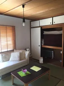 A La Maison - Image 2