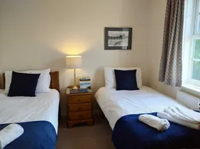 Spacious 4 Bedroom House with Garden and Parking - Image 4