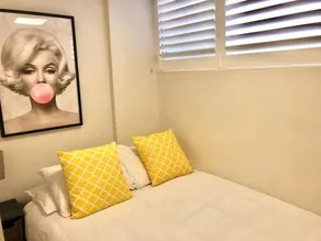 Lovely refurbished 1 bed near marina parking - Image 4