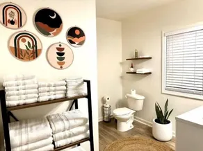 Pontiac Family-friendly 3br 3 Bedroom Home - Image 3