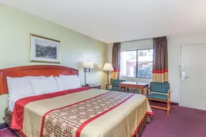 Super 8 by Wyndham Bakersfield Central - Image 4