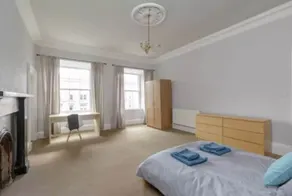 Spacious Elegant 4 Bedroom Apartment Close To Centre - Four Bedroom Apartment, Sleeps 8 - Image 4