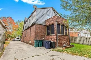 Charming 2BR Flat Walk to Downtown Royal Oak - Image 4
