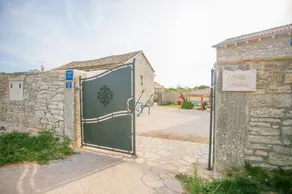 Pets Friendly Fully Fenced Villa Angela with Pool - Image 2