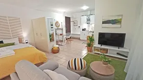 Cool Boho Apartment, 1min to Highway, Parking - Image 2