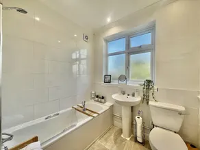 Stylish 3 bed House in Hornchurch Free Parking - Image 5