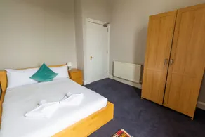 Spacious Elegant 4 Bedroom Apartment Close To Centre - Four Bedroom Apartment, Sleeps 8 - Image 3