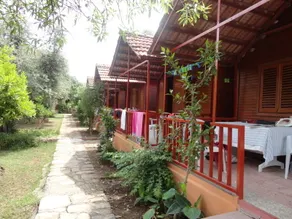 Toll Hotel - Image 1