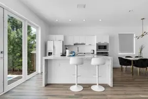 3282 SW 28th St Private Pool 4BD 2 5BA Parking Laundry Wi-fi - Image 3