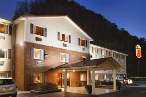Super 8 by Wyndham Prestonsburg - Image 4
