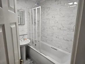 Prime Town Center, Modern, 2 Bedroom Apartment,Free Private Parking, WiFi - Image 5