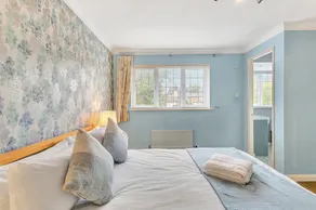 Homely 4 Bedroom House Addlestone - Image 2