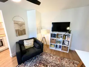 Newly renovated modern and cosy one bedroom condo with full kitchen and lounge - Image 2