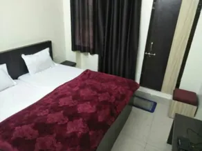OYO 2061 Hotel New Holiday Inn - Image 5