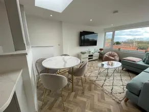 Lees Lookout Holt ,2 bedroom luxury apartment with private parking - Image 2
