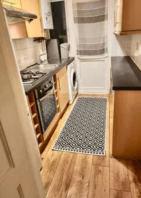 Spacious 3-Bed House With Free Parking - Image 5