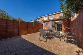 Great Location Cheerful Entire Private 3 Bedroom 2 Bathroom House Sleeps up to 7 & Private Garden - Image 2