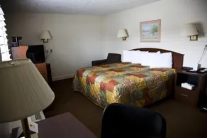 Econo Lodge - Image 4