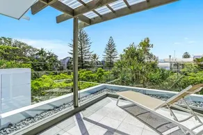 Contemporary & central, Sunshine Beach - Image 3