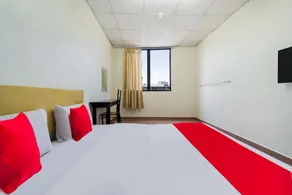 CP Hotel by OYO Rooms - Image 3