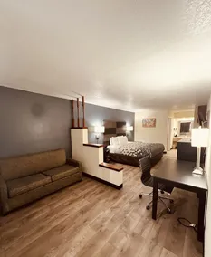 Econo Lodge Inn & Suites - Image 2