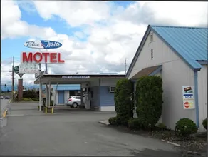 Blue and White Motel - Image 4