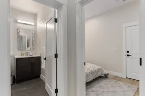 Modern 2-Bedroom Retreat in Seattle - Image 4