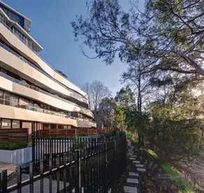Luxury apartment on the river with pool & Gym - Image 4