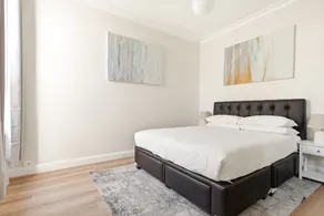 Stylish 2-bed House in Leichhardt - Image 2