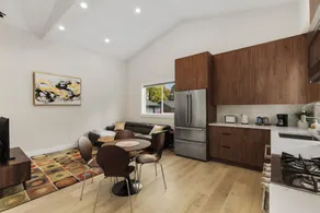 Modern 2 Bedroom Retreat in Seattle - Image 2