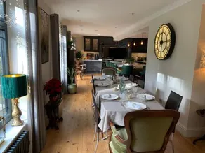 Spacious Surrey Hills Country House - Image 5
