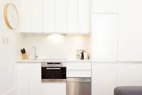 Charming Studio With Balcony in Inner City Glebe - Image 2