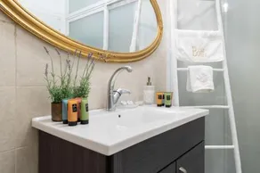 Modern Pearl in Historic setting - Image 3