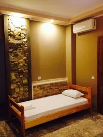 Menis Haus - Image 2