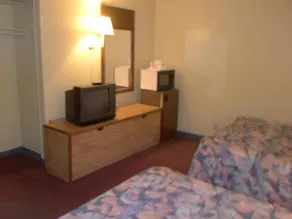 Budget Inn - Image 2