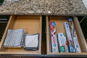 Designer Home, 4 Bed 3 Bath King Bed, Games Room, WiFi, Netflix, Long Stays! - Image 5