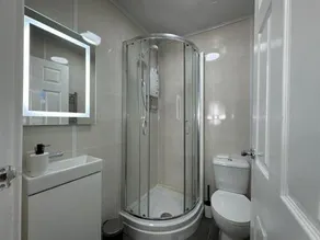 The En Suite Escape. 4 Bed Luxury Stay - Image 2