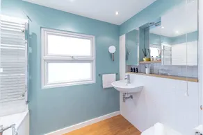 Stylish 2 bed flat with ensuites - Image 3