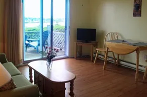 Topmast Motel - Image 4