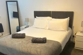Sheffield Blissful Retreat 3 Bedroom House - Image 2