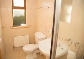 Lynch's Townhouse - Image 4