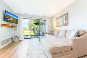 Beautiful 2 Bedroom Lakeside Condo at The Shores - Image 4