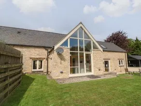 Malt Barn Holiday Home with 7 Bedrooms Hot… - Image 2
