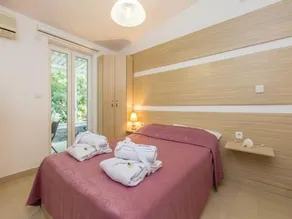 Six Bedroom Holiday Home in Stinica - Image 4