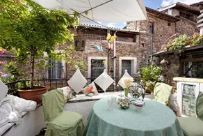 Le Petit Chateau - Image 1