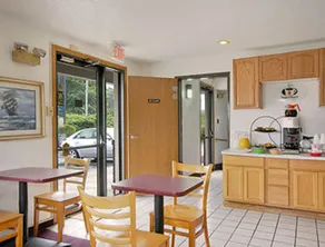Rodeway Inn - Image 5