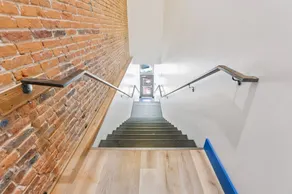 Rustic-industrial Loft With Courthouse Views 3 Bedroom Apts - Image 5