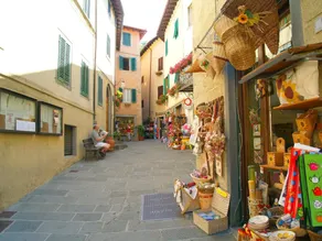 Spacious Chalet in Cutigliano With Swimming Pool - Image 2