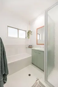 Coco's - Coastal style beach house with views - Image 3