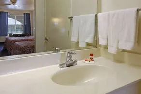 Super 8 By Wyndham Greenville - Image 4